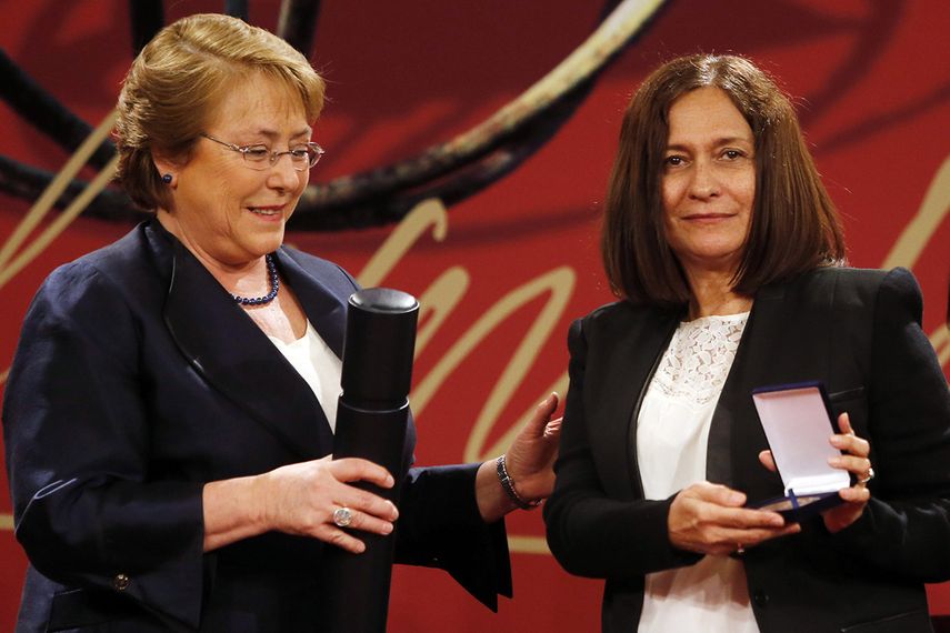 La poeta cubana recibe de manos de la presidenta chilena, Michelle Bachelet, el Premio Iberoamericano de Poesía Pablo Neruda 2014. (EFE)