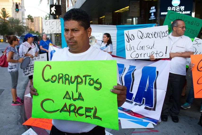 Decenas de guatemaltecos protestan en frente del Consulado General de Guatemala en Los Ángeles, EEUU para exigir la destitución del cónsul Francisco René Cuevas. Los manifestantes alegan que el diplomático hace parte de la red de corrupción del Gobiern