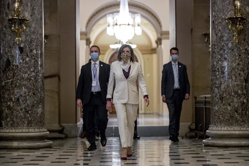 Fotograf&iacute;a de archivo del 23 de abril de 2020, de la presidenta de la C&aacute;mara de Representantes Nancy Pelosi caminando a su oficina en el Capitolio, en Washington.&nbsp;