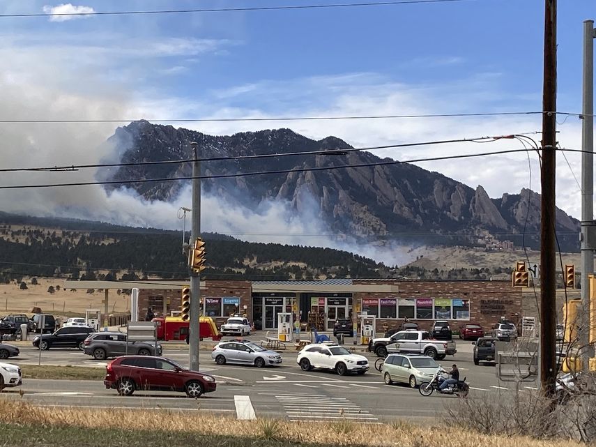 Humo surge de las llamas de un incendio forestal, el sábado 26 de marzo de 2022 en Marshall, Colorado, pocos kilómetros al sur de Boulder, Colorado.&nbsp;