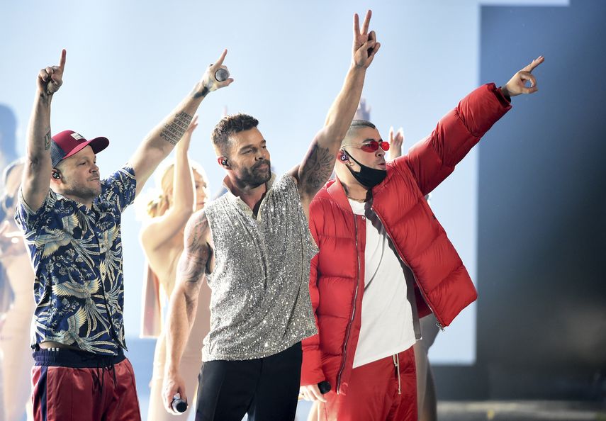Residente, de izquierda derecha, Ricky Martin y Bad Bunny interpretan C&aacute;ntalo en la 20a entrega del Latin Grammy el jueves 14 de noviembre de 2019 en el MGM Grand Garden Arena en Las Vegas.
