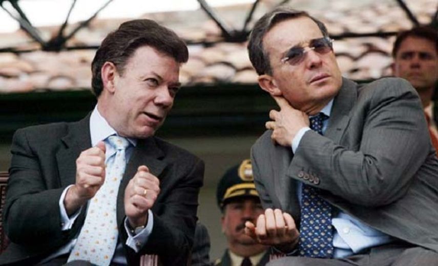 Santos y Uribe en la época en que el primero era ministro de la Defensa del Gobierno del segundo (CORTESÍA.kienke.com)