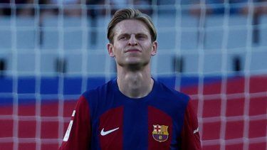 El volante del Barcelona, Frenkie de Jong, tras sufrir una lesión en el partido contra Celta en la Liga española, el sábado 23 de septiembre de 2023, en Barcelona.