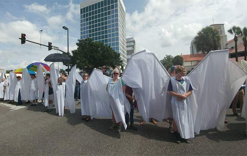 El grupo pacifista se alineó entre ambos bandos. (FACEBOOK)