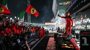 El piloto español de Ferrari, Carlos Sainz Jr, celebra ganar la carrera nocturna del Gran Premio de Fórmula 1 de Singapur en el Marina Bay Street Circuit de Singapur el 17 de septiembre de 2023. &nbsp;