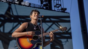 El cantautor Omar Apollo durante su presentación en el festival Coachella en el Empire Polo Club el 22 de abril de 2022, en Indio, California.