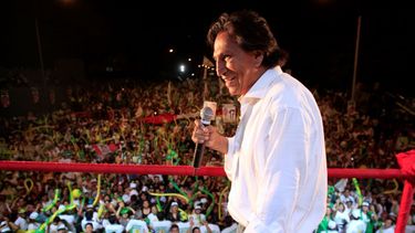 En esta imagen de archivo del 7 de abril del 2011 el candidato presidencial Alejandro Toledo habla ante la multitud en Lima, Perú
