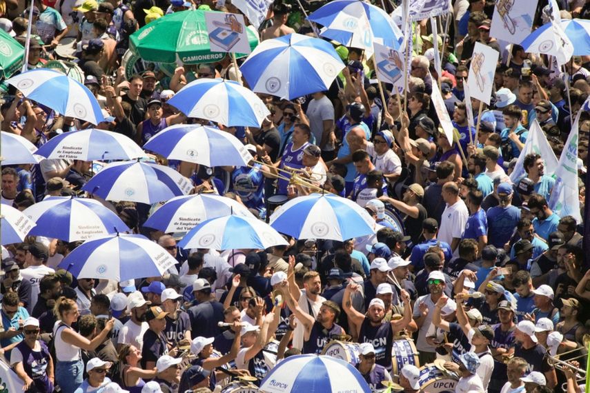 Manifestantes marcha hacia el Congreso, en Buenos Aires, durante un paro nacional contra las reformas económicas y laborales del gobierno.