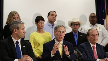 El gobernador de Texas Greg Abbott (centro) con otros funcionarios en San Antonio el 16 de marzo del 2020.&nbsp;