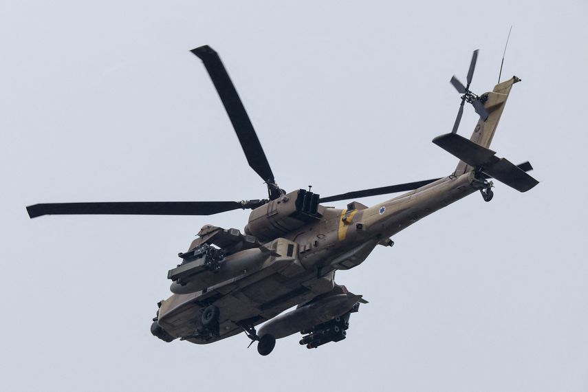 Un helicóptero del ejército de Israel sobrevuela una zona de la Franja de Gaza.