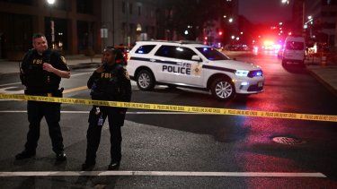 Agentes del FBI acordonan la escena del crimen frente al Museo Judío del Capitolio, tras un tiroteo que dejó dos muertos, en Washington, DC, el 21 de mayo de 2025, considerado terrorismo.