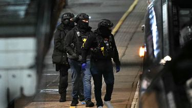 Agentes de policía caminan por el andén cerca de un tren LNER Azuma en la estación de Huntingdon, en Huntingdon, al este de Inglaterra, el 1 de noviembre de 2025, tras un apuñalamiento en un tren.