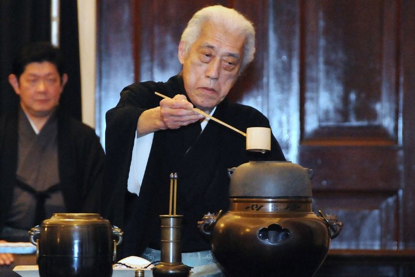 Sen Genshitsu, gran maestro de la ceremonia del té en Japón, ofrece té durante una visita al Capitolio en Washington D.C.&nbsp;