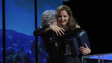 La directora de cine Justine Triet (derecha) abraza a Jane Fonda al aceptar la Palma de Oro por la cinta Anatomie dune chute durante la ceremonia de premiación del 76° festival internacional de cine de Cannes, Francia, el sábado 27 de mayo de 2023.