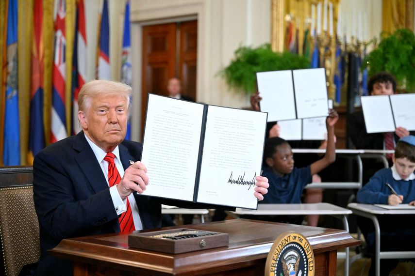 El presidente de Estados Unidos Donald J. Trump muestra la orden ejecutiva para desmantelar el Departamento de Educación.