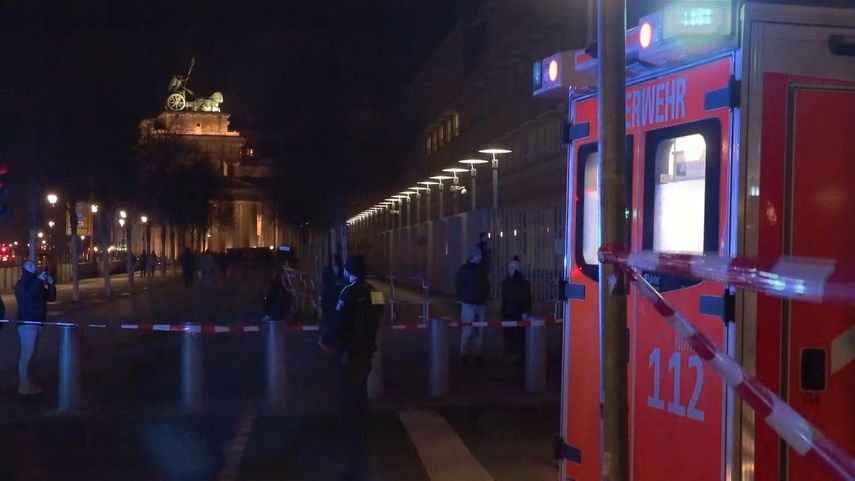 Los servicios de emergencia están en el lugar después de que un hombre resultó gravemente herido en un posible apuñalamiento en el monumento al Holocausto de Berlín, cerca de la embajada de Estados Unidos, mientras que el atacante sigue prófugo, según la policía alemana.