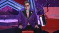 Elton John sonríe tras tocar la canción nominada al Oscar (Im Gonna) Love Me Again de la película Rocketman el 9 de febrero de 2020 en la ceremonia de los Premios de la Academia en Los Ángeles.