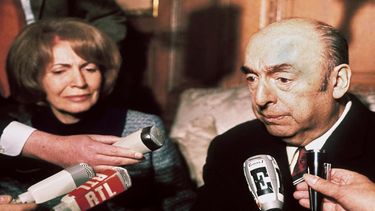 En esta foto de archivo tomada el 21 de octubre de 1971, el escritor, poeta y diplomático chileno Pablo Neruda, entonces embajador en Francia, responde a las preguntas de los periodistas, junto a su esposa, en la embajada de Chile en París luego de recibir el Premio Nobel de Literatura 1971. Justicia chilena ordenó la reapertura de investigación por muerte del intelectual.