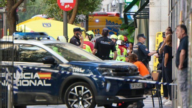 La policía y los trabajadores de los servicios de emergencia se ven cerca del lugar del derrumbe de un edificio que estaba siendo rehabilitado en Madrid el 7 de octubre de 2025.