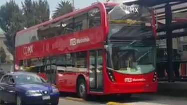 choca metrobus de doble piso en la primera prueba en mexico