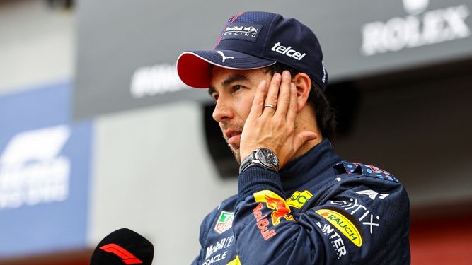 El piloto mexicano de Red Bull, Sergio Pérez, habla con la prensa después de la sesión de clasificación en la víspera del Gran Premio de Fórmula 1 de Emilia Romagna en el Autodromo Internazionale Enzo e Dino Ferrari en Imola, Italia, el 17 de abril de 2021.