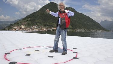 En imagen del siete de junio de 2016, el artista pl&aacute;stico b&uacute;lgaro Christo Vladimirov Yavachev, conocido como Christo, posa durante una entrevista con The Associated Press con respecto a su instalaci&oacute;n Los Muelles Flotantes en el Lago Iseo, en el norte de Italia.&nbsp;
