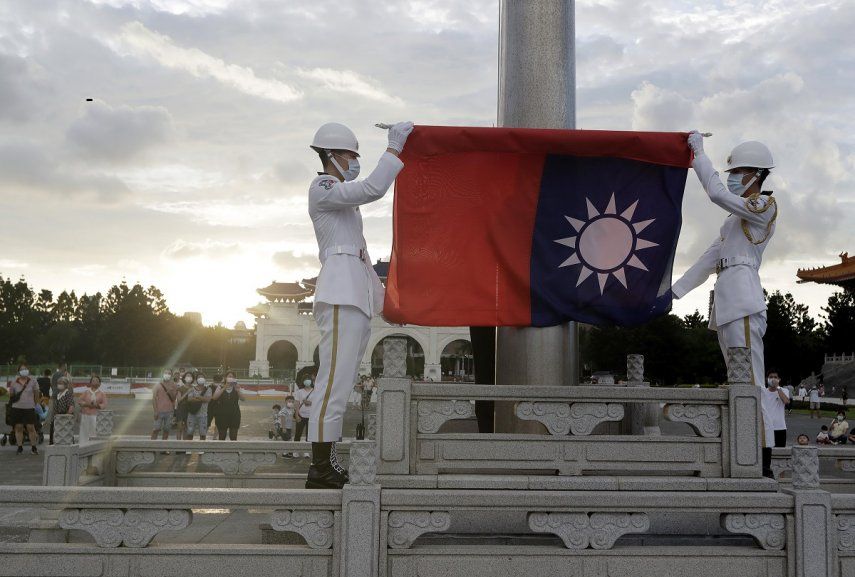 &nbsp;Dos soldados doblan la bandera nacional durante la ceremonia diaria de izado de bandera en la plaza Liberty en Taipéi, Taiwán, el 30 de julio de 2022. Taiwán dijo el lunes que seis globos chinos pasaron o bien sobre su isla o por el espacio aéreo justo al norte, y también se detectaron aviones y barcos militares chinos en la zona.&nbsp;