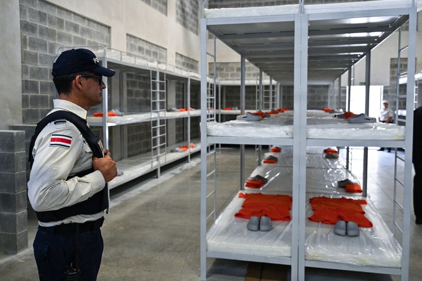 Un agente de policía monta guardia en el Centro de Alta Seguridad para el Contenimiento del Crimen Organizado (CACCO) durante su inauguración en Alajuela, Costa Rica, el 14 de octubre de 2026