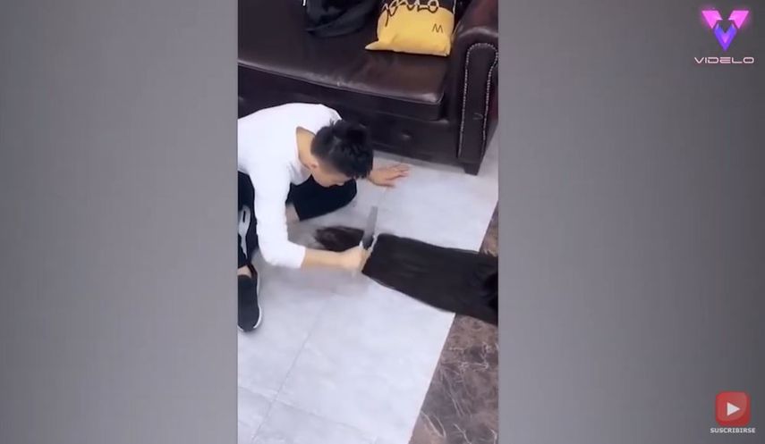 Un peluquero utiliza un cuchillo carnicero para cortar el pelo a sus clientes en Shangh&aacute;i.