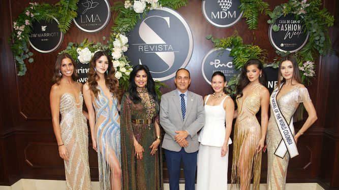 Lucy Morillo, Gilberto A. Minaya, cónsul de República Dominicana en Miami; Claudia Sánchez, vicecónsul, junto a modelos que lucieron diseños de Giannina Azar.&nbsp;