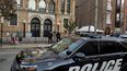 Agentes de policía montan guardia frente a la sinagoga de Hoboken, Nueva Jersey, 3 de noviembre de 2022. Un hombre ha sido acusado de amenazar sinagogas y otras instituciones judías.&nbsp;