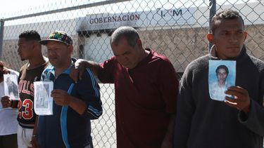 Cuatro meses después del incendio en un centro de detención de migrantes de la frontera en el que murieron 40 personas, varios supervivientes siguen viviendo en el limbo en un hotel de Ciudad de México, mientras se recuperan de las heridas y en espera de que los responsables sean procesados.