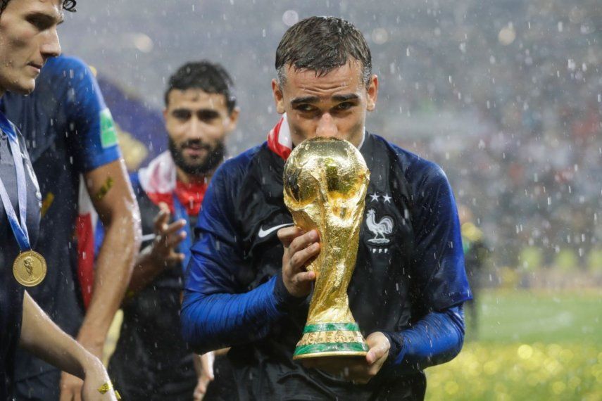 El delantero francés Antoine Griezmann besa el trofeo tras la victoria ante Croacia en la final de la Copa Mundial de 2018, en Moscú, el domingo 15 de julio de 2018.&nbsp;