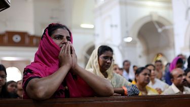 Varios cristianos indios rezan durante una misa de Viernes Santo en la catedral del Sagrado Corazón en Nueva Delhi.