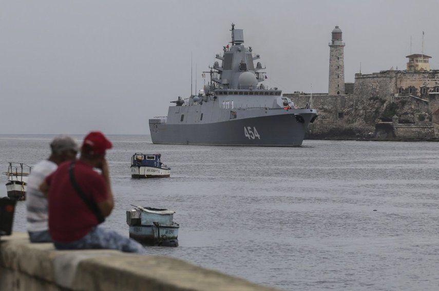 La gente observa cómo la fragata Almirante Gorshkov de la Armada rusa llega al puerto de La Habana, Cuba, el miércoles 12 de junio de 2024.