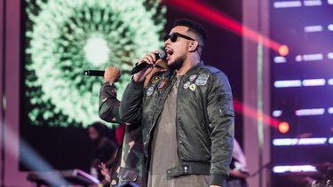 En esta foto de archivo tomada el 4 de junio de 2016, la sensación del rap sudafricano Kiernan Forbes, conocida popularmente como AKA, se presenta en la 22 edición de los Premios de Música de Sudáfrica (Samas) en el Centro Internacional de Convenciones de Durban.
