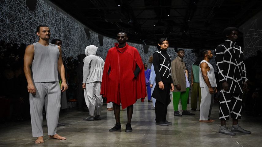 Los modelos presentan creaciones durante el desfile de Issey Miyake como parte de la semana de la moda Menswear Ready-to-wear Otoño-Invierno 2023-2024 en París, el 19 de enero de 2023.