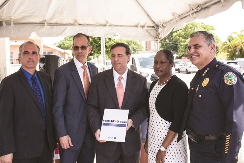 Algunos de los participantes de la rueda de prensa en la que se presentó el informe sobre el foro Goals not Guns. Entre ellos, el comisionado Frank Carollo y el jefe de la policia de la ciudad de Miami, Rodolfo Llanes (ANDRÉS DE VARONA)