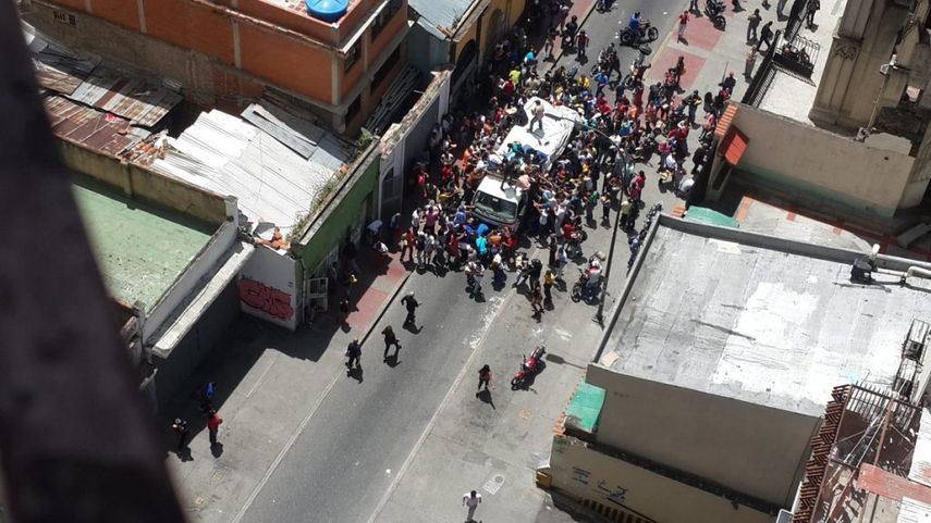 Fotografía tomada desde unos de los apartamentos en la Av La Lecuna, al oeste de Caracas (TWITTER/@AmoLosRoques) 
