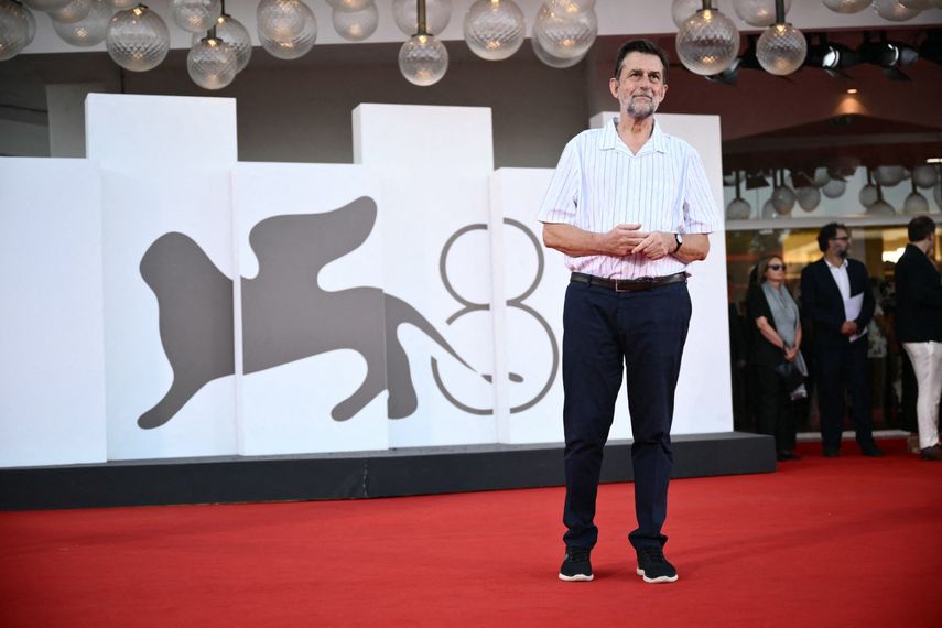 El director italiano Nanni Moretti posa en la alfombra roja del Festival de Cine de Venecia 2024.