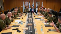 El ministro de Defensa israelí, Israel Katz, se reúne con mandos militares durante la operación de ataques contra Irán.