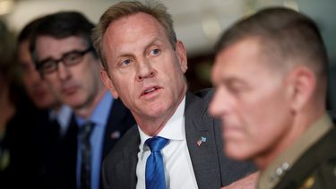 Fotografía fechada el 7 de junio de 2019 del entonces secretario de Defensa interino, Patrick Shanahan (cen.), durante su reunión en el Pentágono, en Arlington, Virginia.