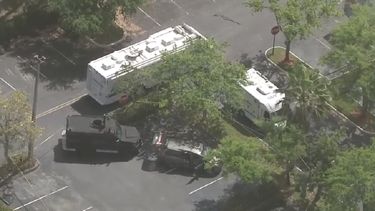 Equipos del SWAT rodean a un vehículo estacionado cerca del centro comercial Sawgrass Mills. 
