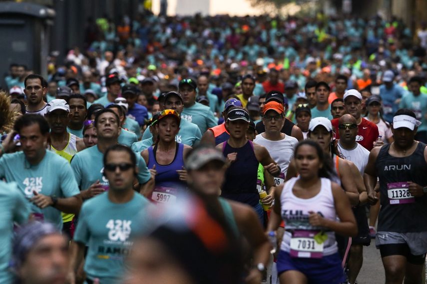 Cientos de personas participaron en el Maratón CAF de Caracas, Venezuela, realizado en marzo de 2017.