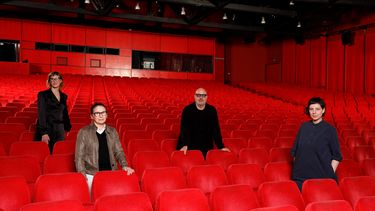 Cuatro miembros del jurado del Festival Internacional de Cine de Berlín Berlinale (LtoR), la directora bosnia Jasmila Zbanic, la directora húngara Ildiko Enyedi, el director italiano Gianfranco Rosi y la directora rumana Adina Pintilie, posan para una foto de grupo dentro del Berlinale Palace vacío, la proyección principal teatro del festival, en Berlín el 27 de febrero de 2021.&nbsp; &nbsp;