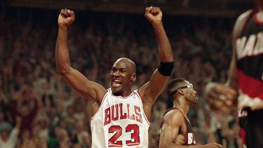 En esta foto del 14 de junio de 1992, Michael Jordan celebra la victoria de sus Bulls de Chicago ante los Trail Blazers de Portland en la serie final de la NBA.