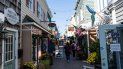 Gente pasea en una calle de tiendas viendo precios en Rehoboth Beach, Delaware, EEUU. Los precios al consumidor aumentaron 8,6% en mayo con respecto al mismo mes del año anterior, se informó el viernes 10 de junio de 2022. 