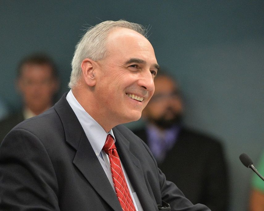 Oates dijo sentirse muy honrrado y enaltecido por el nombramiento que los comisionados ratificaron (ALVARO MATA)