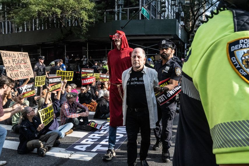 El Departamento de Policía de Nueva York detiene a varias personas tras sentarse en la calle para bloquear el tráfico en una protesta contra el presidente estadounidense Donald Trump el 23 de septiembre de 2025 en la ciudad de Nueva York.