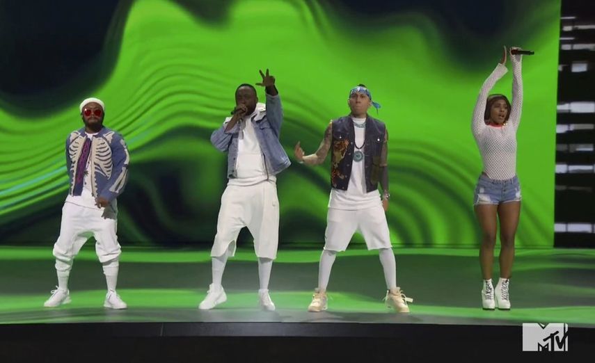 En esta captura de video emitida el domingo 30 de agosto de 2020 por MTV, apl.de.ap, desde la izquierda, will.i.am, Taboo y J. Rey Soul, de Black Eyed Peas, act&uacute;an durante los MTV Video Music Awards.&nbsp;